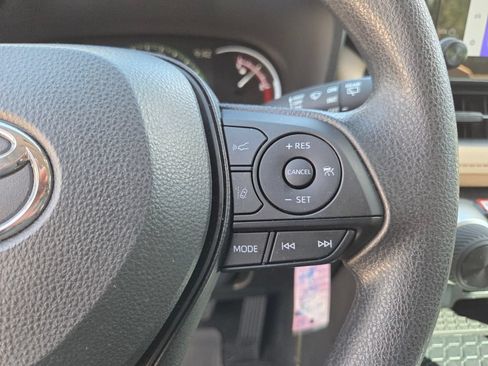 Certified 2025 Toyota RAV4 LE FWD image 31
