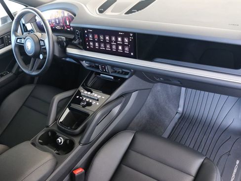 Used 2024 Porsche Cayenne image 39