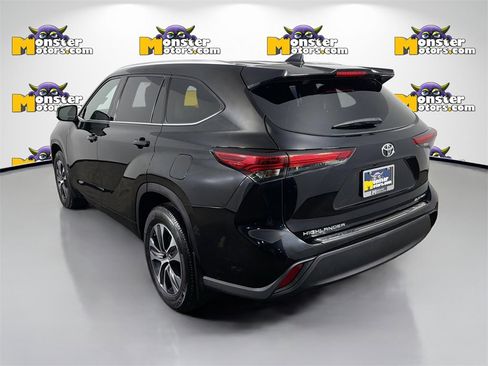 Used 2022 Toyota Highlander XLE image 7