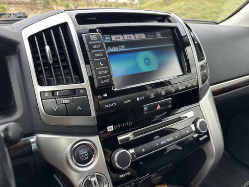 Used 2015 Toyota Land Cruiser image 29