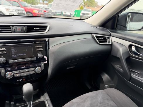 Used 2016 Nissan Rogue SV image 26
