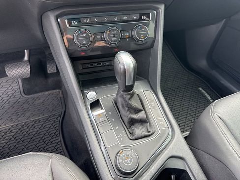 Used 2020 Volkswagen Tiguan SEL AWD/4WD image 26