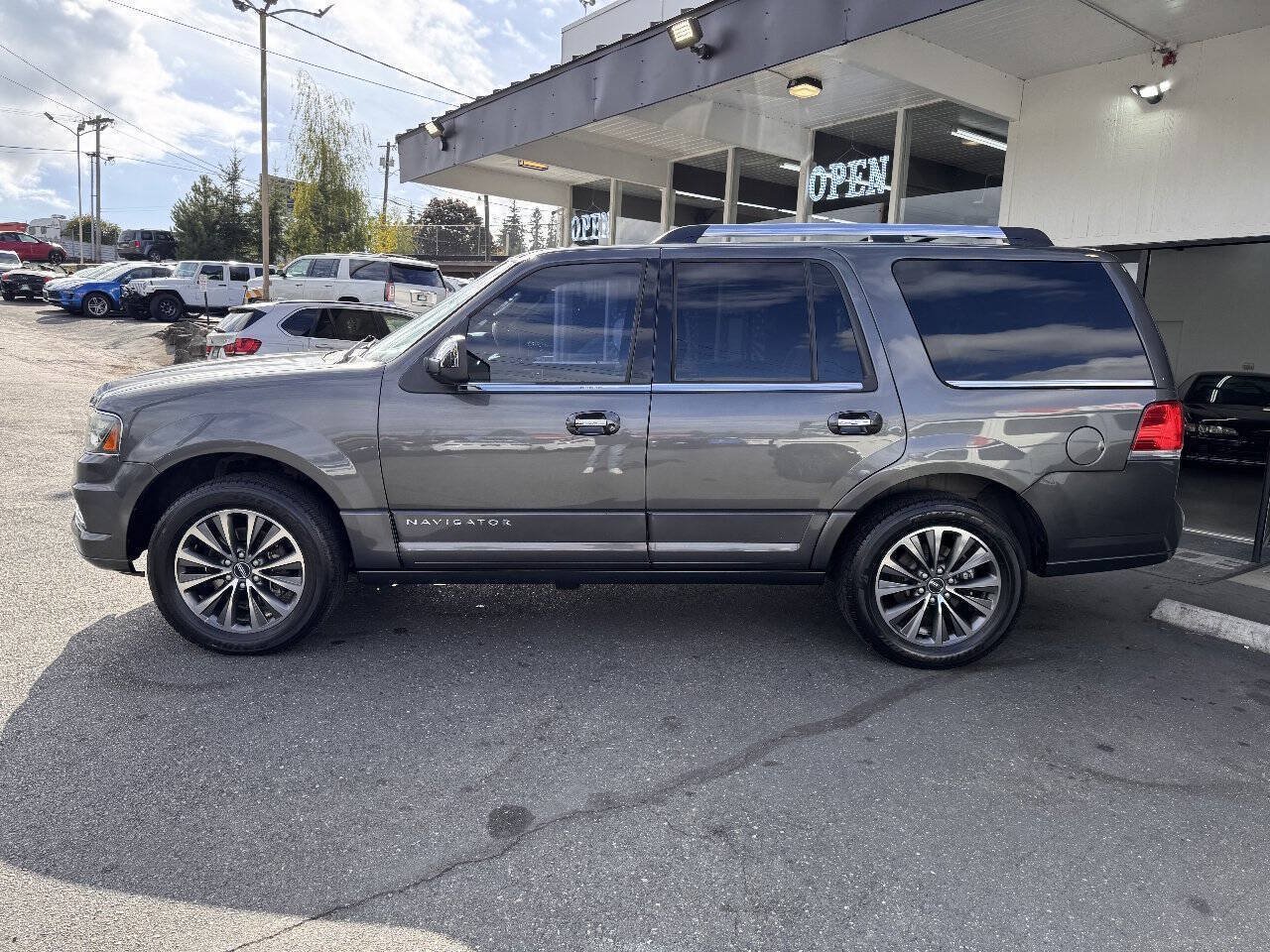 Used 2017 Lincoln Navigator Select RWD image 2