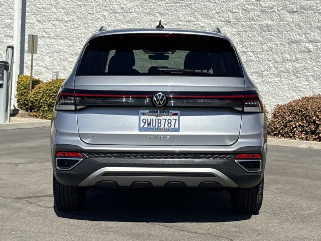 Certified 2025 Volkswagen Taos SE FWD image 4