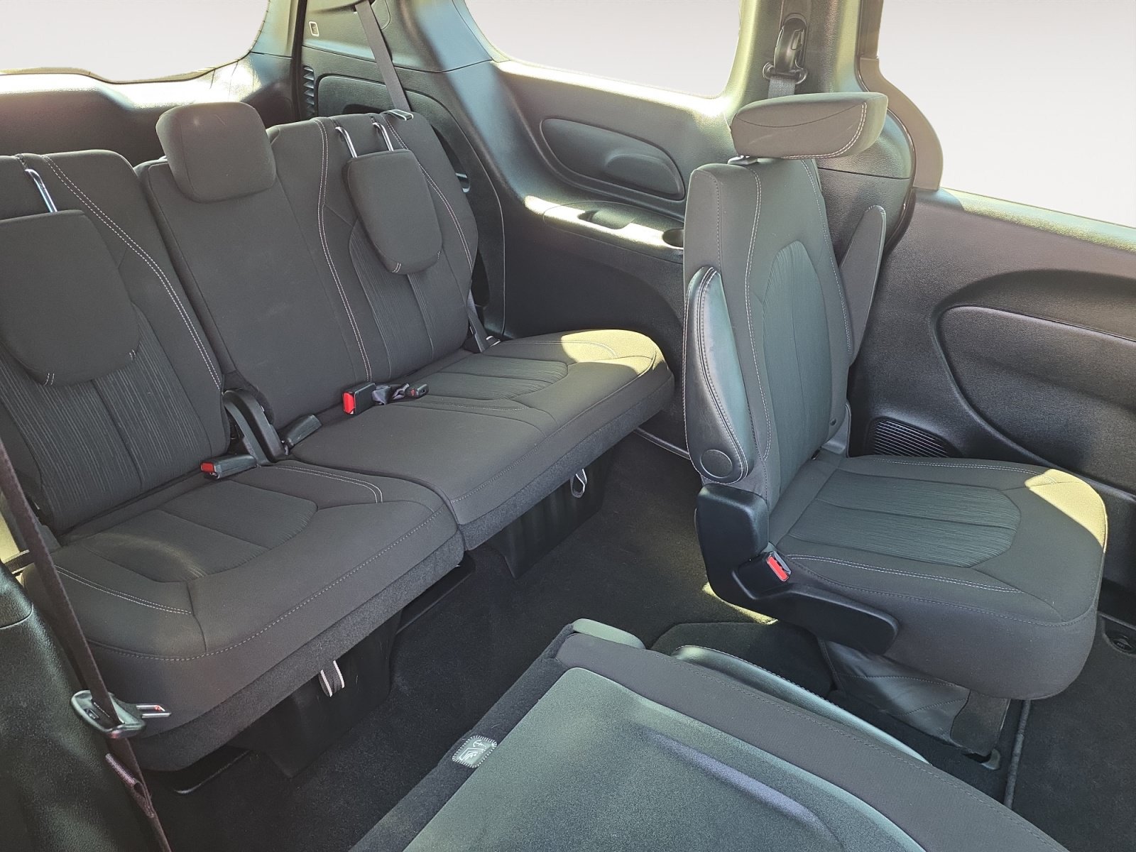 Used 2024 Chrysler Pacifica Touring FWD image 13
