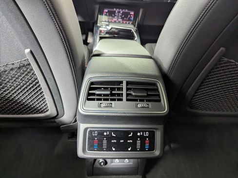 Used 2022 Audi e-tron Premium Plus w/ Premium Plus Package AWD/4WD image 14