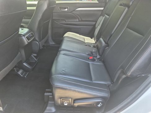 Used 2018 Toyota Highlander XLE AWD/4WD image 25