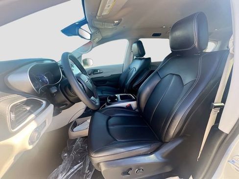 Used 2024 Chrysler Pacifica Limited FWD image 21