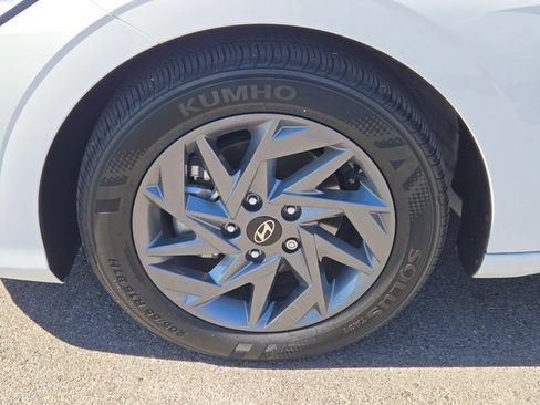 Used 2024 Hyundai Elantra Blue FWD image 10