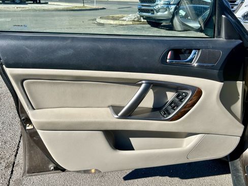 Used 2009 Subaru Outback 2.5i Limited image 10