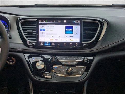 Used 2025 Chrysler Pacifica Pinnacle image 15