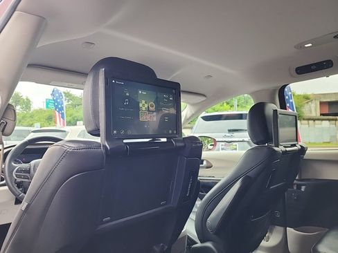 Used 2017 Chrysler Pacifica Touring-L Plus w/ Advanced Safetytec Group FWD image 36