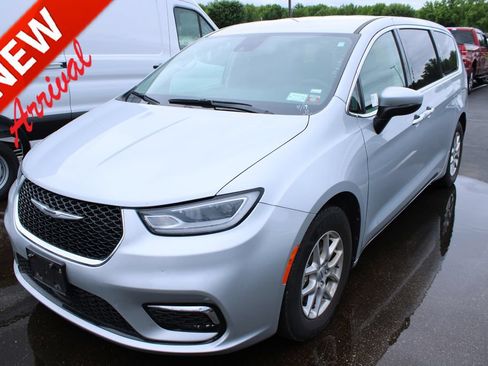 Used 2023 Chrysler Pacifica Touring-L FWD image 1