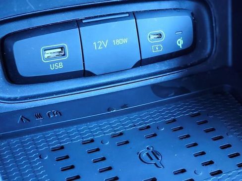 Used 2023 Hyundai Venue Limited image 25