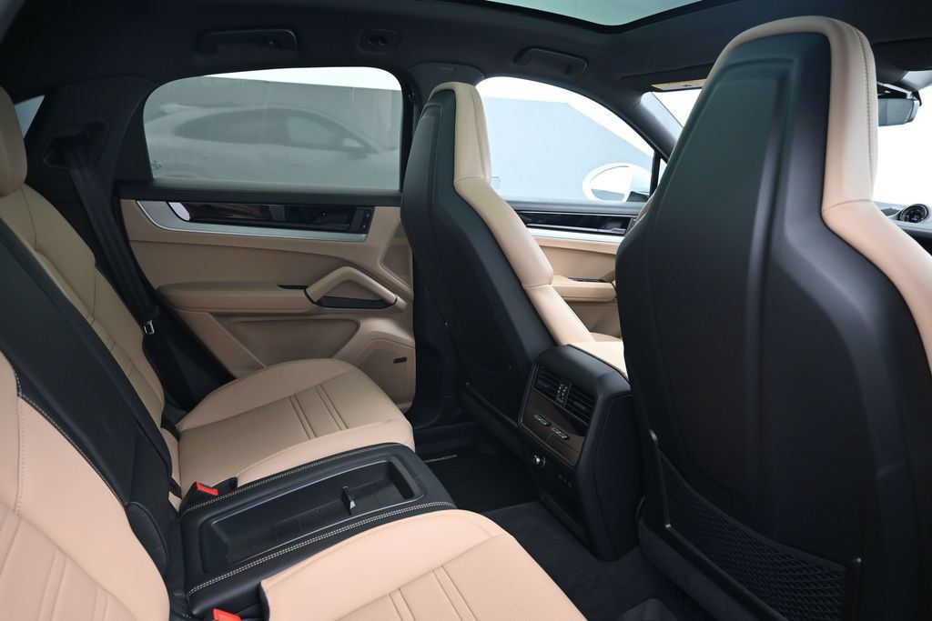 Certified 2026 Porsche Cayenne E-Hybrid Coupe AWD/4WD image 7