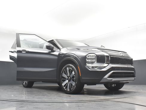 Used 2025 Mitsubishi Outlander AWD image 29