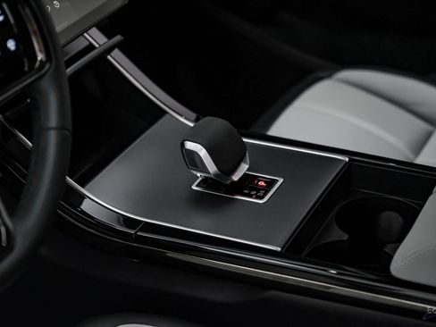 Used 2024 Land Rover Range Rover Evoque Dynamic SE image 51