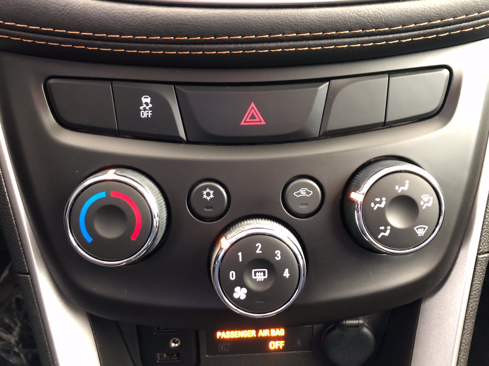 Used 2022 Chevrolet Trax LT w/ LT Convenience Package AWD/4WD image 23