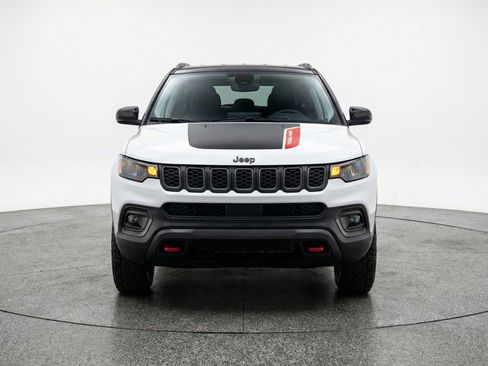 Used 2025 Jeep Compass Trailhawk image 2