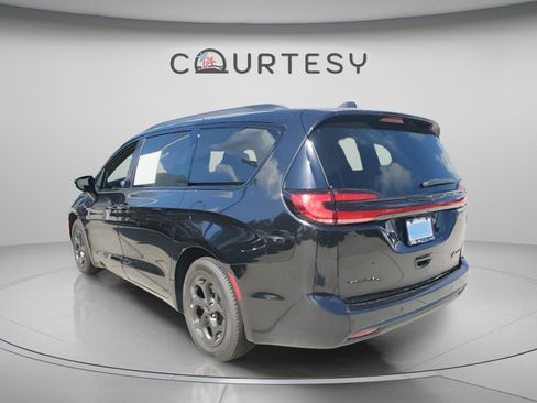 Used 2021 Chrysler Pacifica Limited w/ Uconnect Theater Family Group FWD image 2