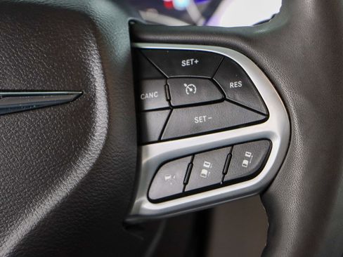 Used 2023 Chrysler Pacifica Touring-L image 14