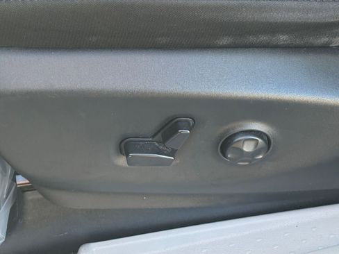 Used 2023 Chrysler Voyager LX image 24