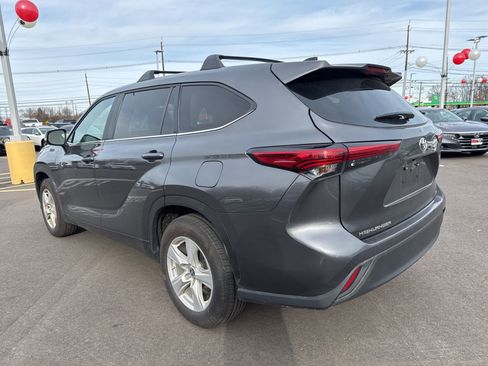 Used 2023 Toyota Highlander LE image 5