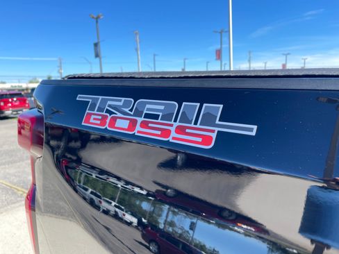 Used 2019 Chevrolet Silverado 1500 LT Trail Boss w/ Convenience Package AWD/4WD image 28