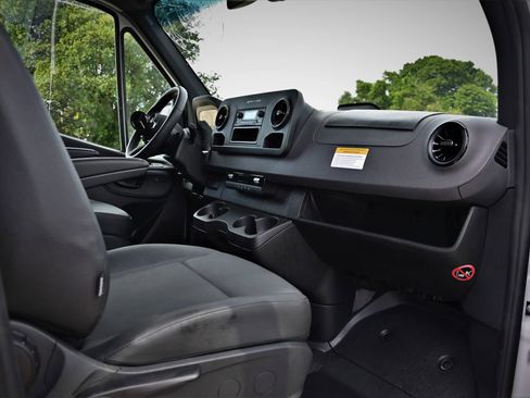 Used 2025 Mercedes-Benz Sprinter 2500 image 16