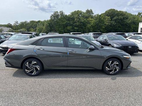 New 2026 Hyundai Elantra Limited FWD image 2