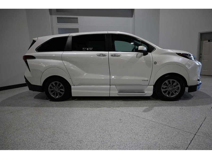 Used 2021 Toyota Sienna XLE AWD/4WD image 5