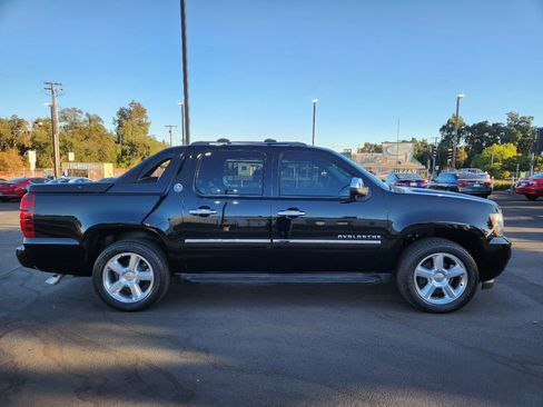 Used 2013 Chevrolet Avalanche LTZ image 6