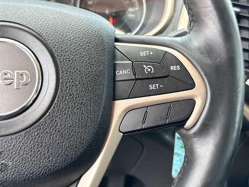 Used 2016 Jeep Cherokee Latitude FWD image 16