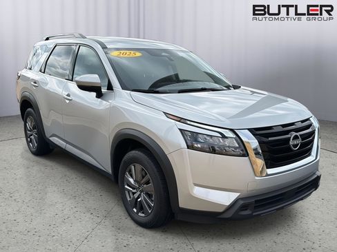 Used 2025 Nissan Pathfinder SV image 6