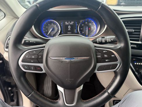 Used 2017 Chrysler Pacifica Touring-L image 16