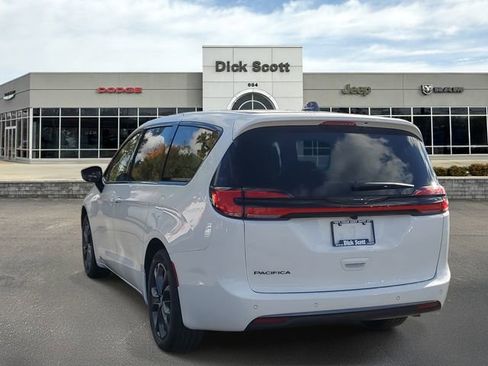 New 2026 Chrysler Pacifica Select image 3