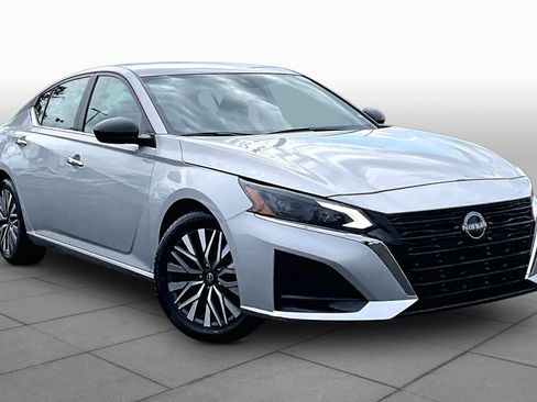 Used 2024 Nissan Altima 2.5 SV FWD image 3