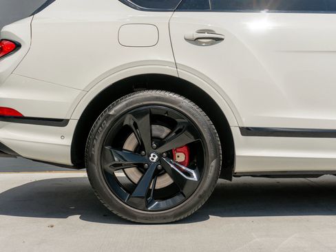 Used 2023 Bentley Bentayga AWD/4WD image 35