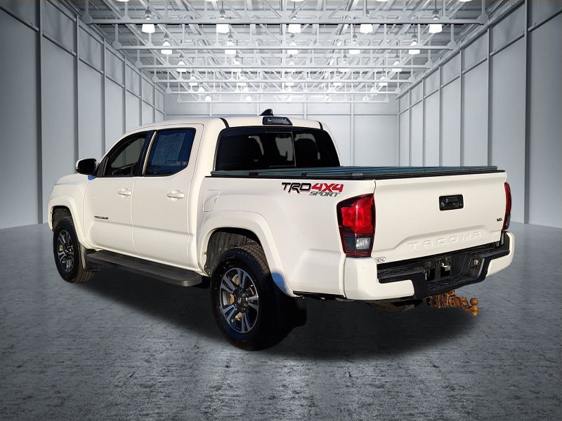 Used 2018 Toyota Tacoma TRD Sport AWD/4WD image 9