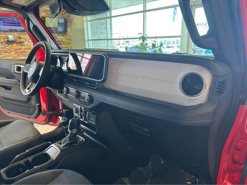 Used 2025 Jeep Wrangler Unlimited Sahara AWD/4WD image 27
