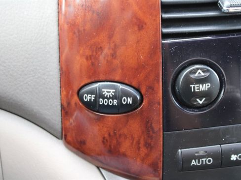 Used 2005 Toyota Sienna XLE image 32