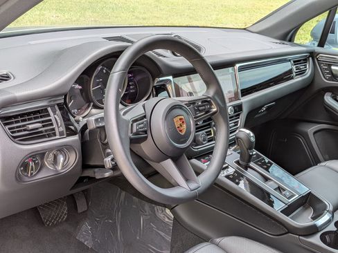 Certified 2026 Porsche Macan AWD/4WD image 4
