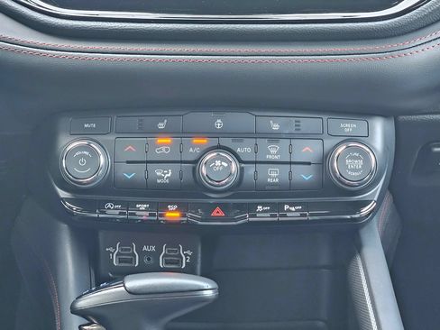 Used 2025 Dodge Durango GT AWD/4WD image 13