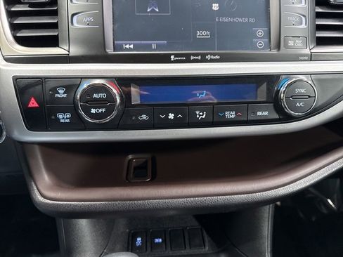 Used 2019 Toyota Highlander XLE image 22