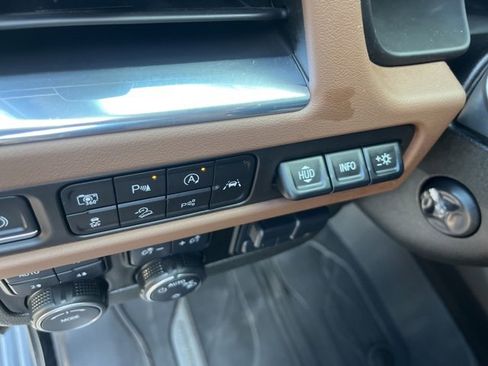 Used 2023 Chevrolet Suburban High Country w/ Advanced Technology Package image 17