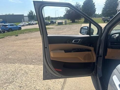 Used 2024 Kia Carnival EX FWD image 20