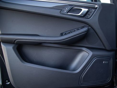 Certified 2026 Porsche Macan AWD/4WD image 9