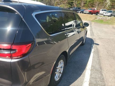 Used 2023 Chrysler Pacifica Touring-L image 5