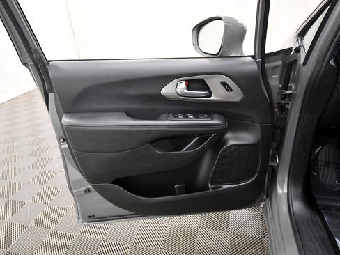 Used 2020 Chrysler Pacifica Touring-L w/ Advanced Safetytec Group AWD/4WD image 14