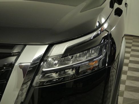 Used 2025 Nissan Pathfinder SL AWD/4WD image 14